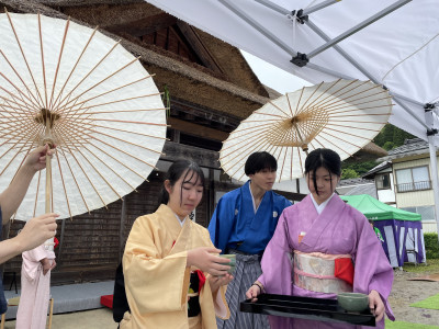 4芽衣お茶運び