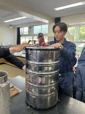 遠心分離機で採蜜中